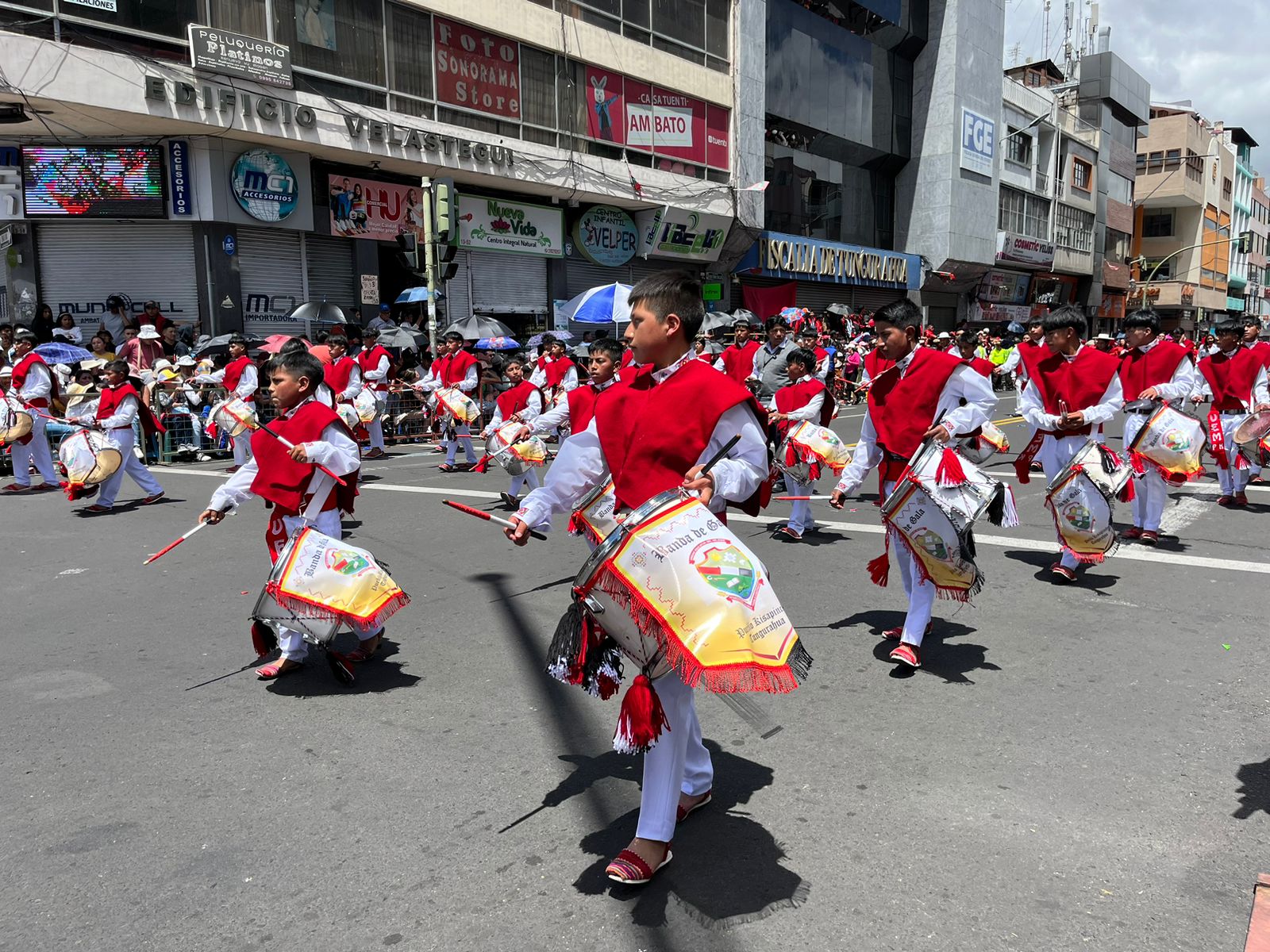 Los estudiantes de la Unidad Educativa Bilingüe con sus ritmos y vestimenta tradicionales también le rindieron tributo a Ambato. 