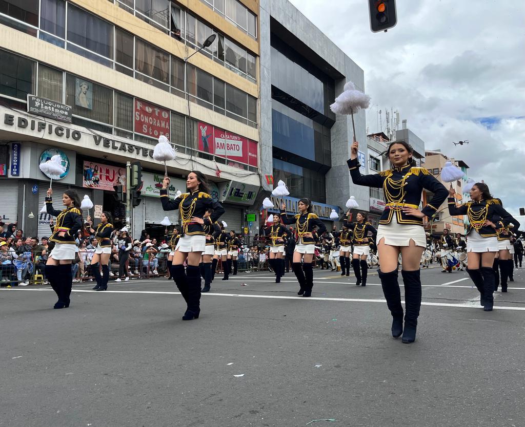 La marcha de las bastoneras de la Unidad Educativa Hispano América fue aplaudida durante todo el recorrido. 