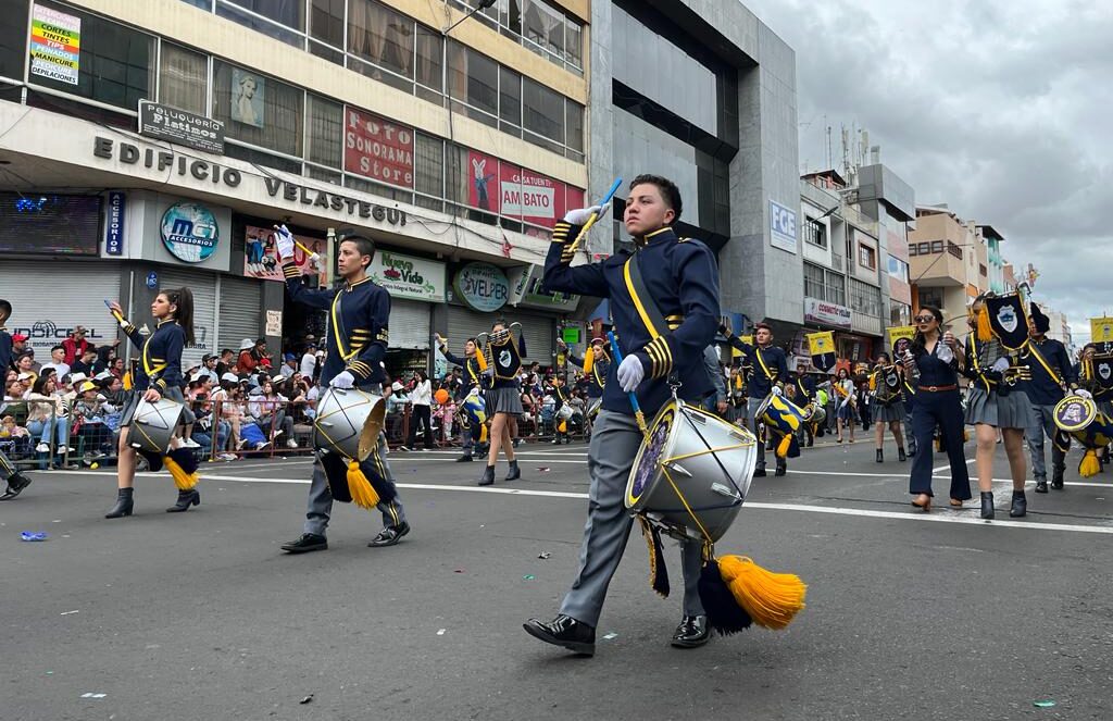 Cada una de las marchas de la banda de gala del Colegio Rumiñahui elevó el espíritu cívico de quienes disfrutaron del desfile.