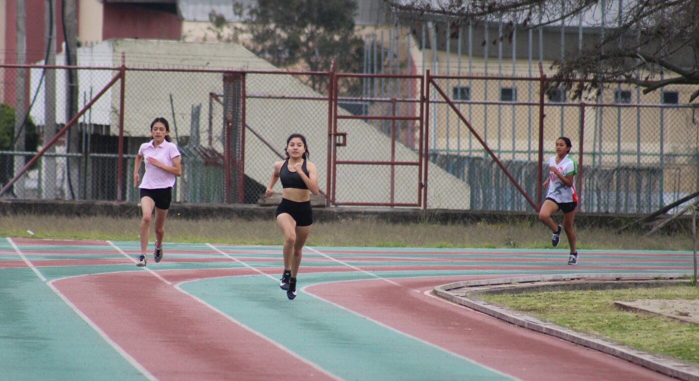 El Campeonato Intercolegial de Atletismo se realizará durante cuatro días en la pista atlética de la Federación Deportiva de Tungurahua. Cortesía: Marlon López.