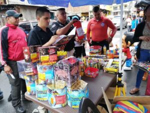 Se preparan para la comercialización de pirotecnia en las calles y locales de Quevedo.