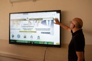 Alumnos de la UTB reciben clases en pizarras digitales