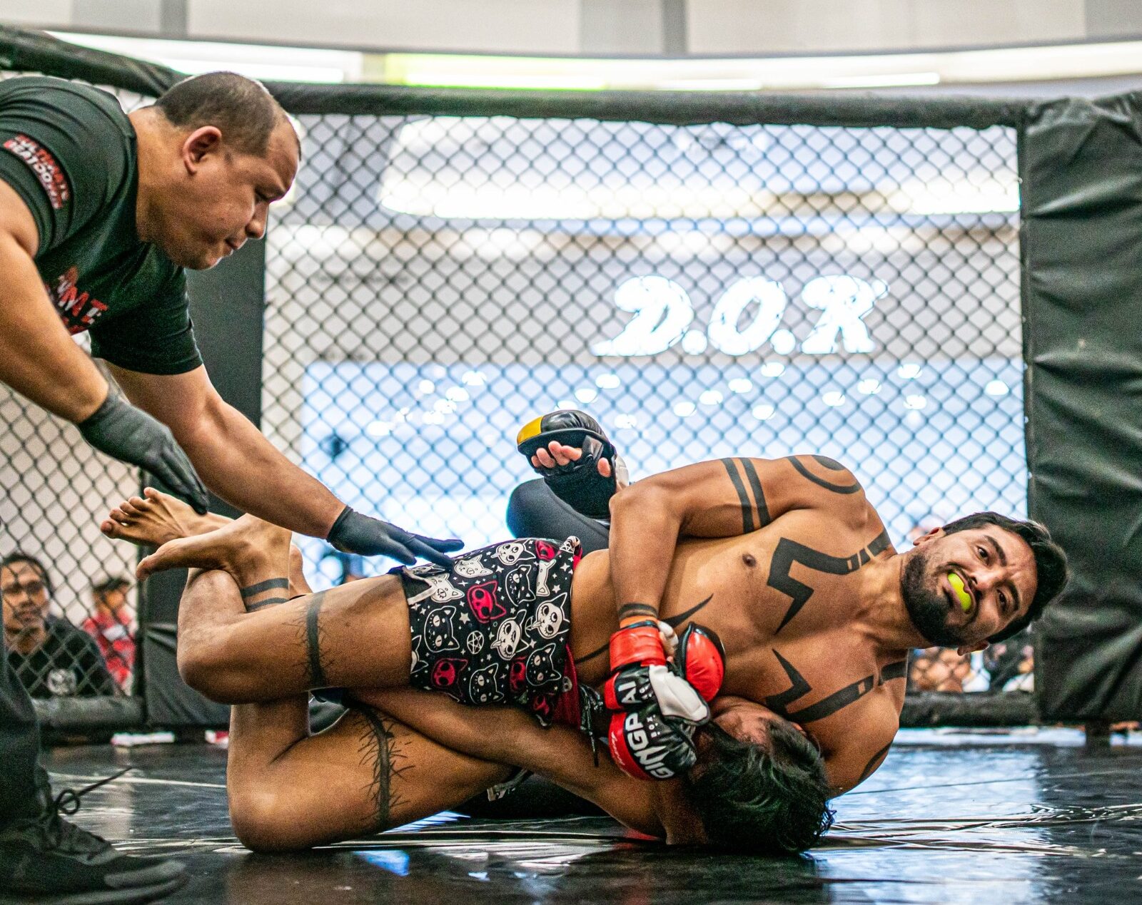 El peleador ambateño Juan José Pilla participa en Ultimate Beatdown Fight League en Singapur, donde ha ganado sus dos peleas de debut.