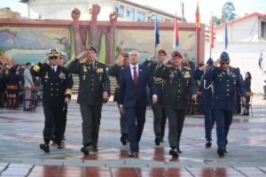Ministro de la Defensa fue presentado al Alto Mando militar