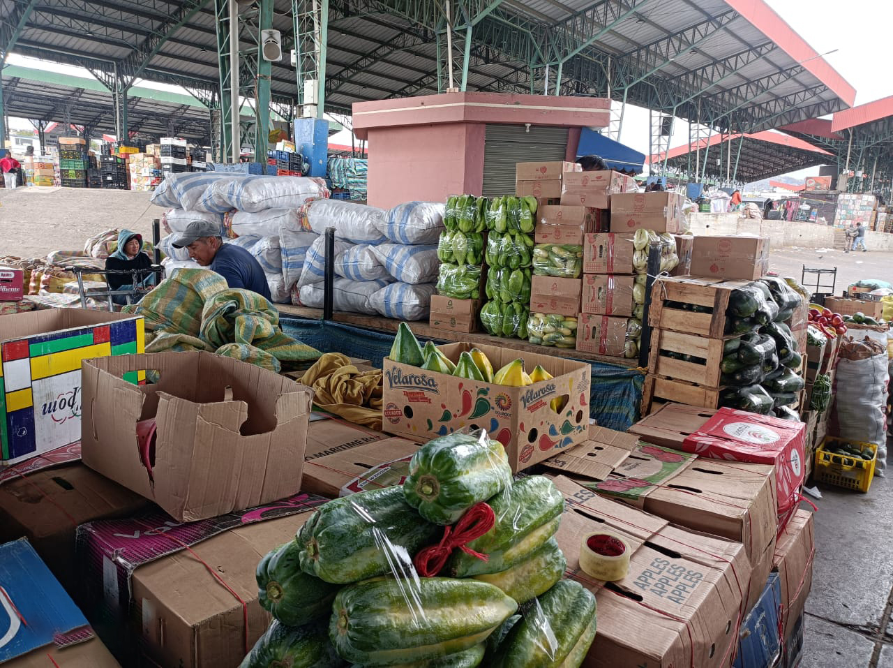 Los productos están apilados en las alas del mercado Mayorista de Ambato.