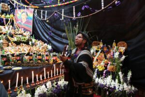 Ecuador, México y Perú exhiben altares  preparados para ‘recibir’ a sus muertos