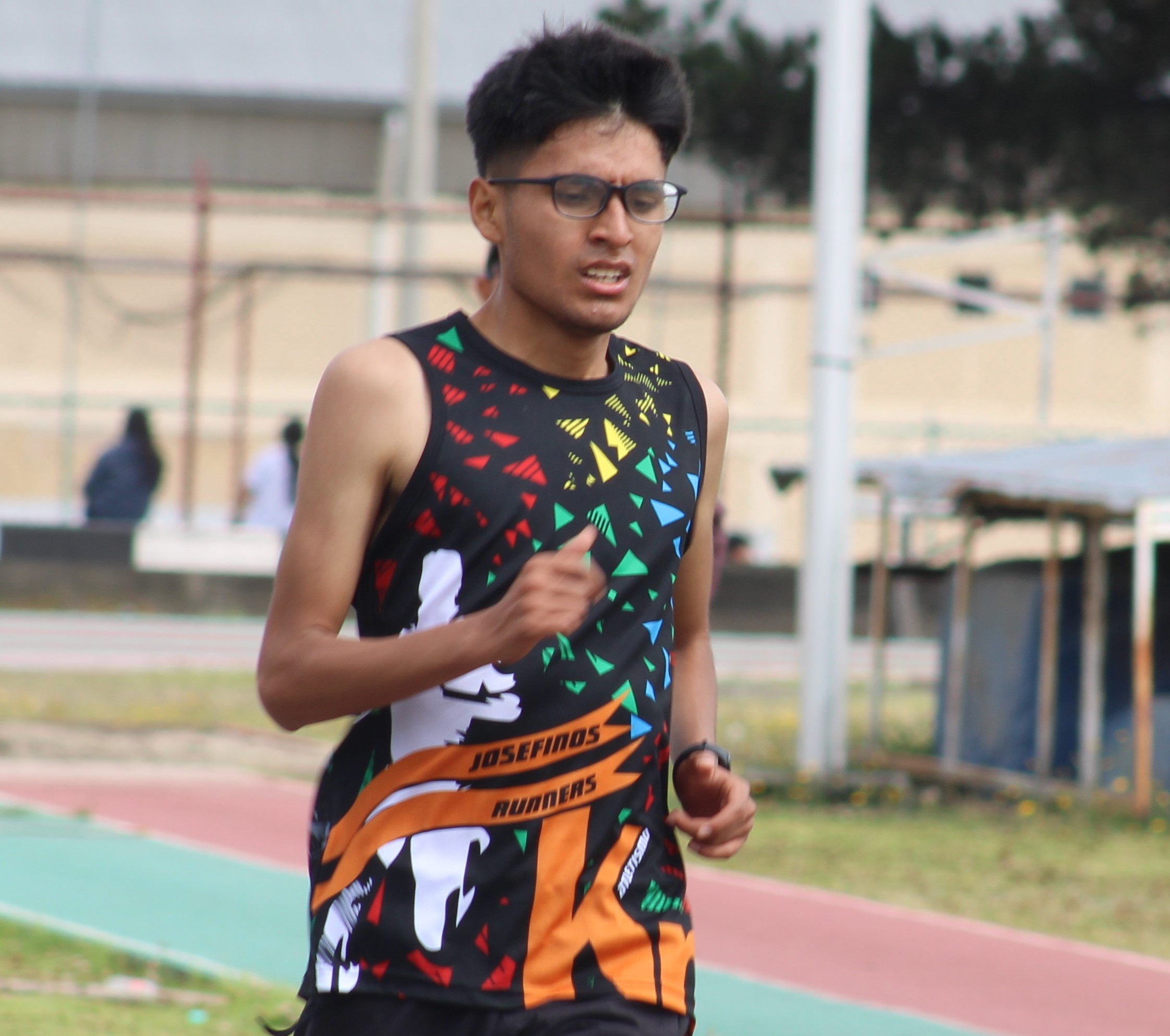 Mateo Gavilanes es el ganador de la prueba de los 5.000 metros del intercolegial de atletismo en Tungurahua.
