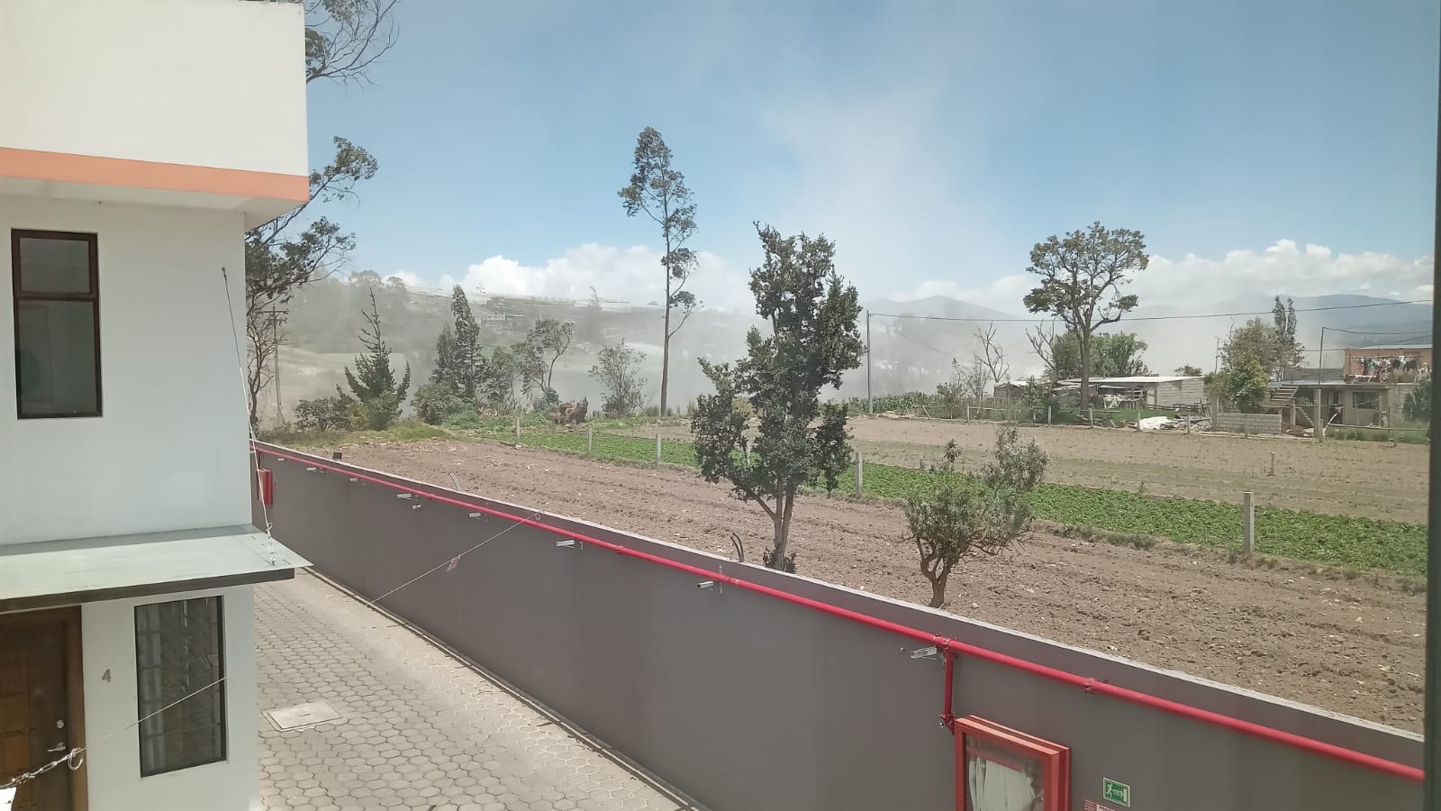 Los moradores de Palalá en Izamba registraron en fotografías las nubes de polvo que llegan a sus viviendas.