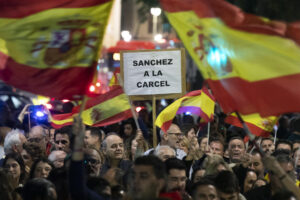 España: la Policía vuelve a reprimir a los manifestantes contra el presidente Pedro Sánchez