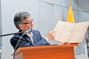 Patricio Velarde presentó un libro de la fundación de Santo Domingo