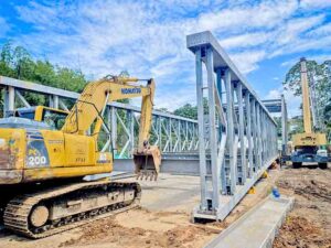 Inicia lanzamiento del puente sobre el río Blanco