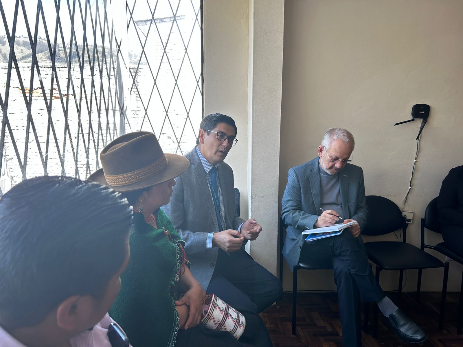 Personeros de la Defensoría del Pueblo y Consulado de Venezuela visitaron Salasaca para establecer diálogos frente a la situación de los venezolanos.