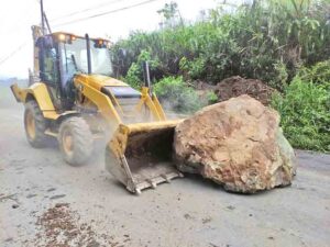 Rocas siguen cayendo en la vía Alóag- Santo Domingo