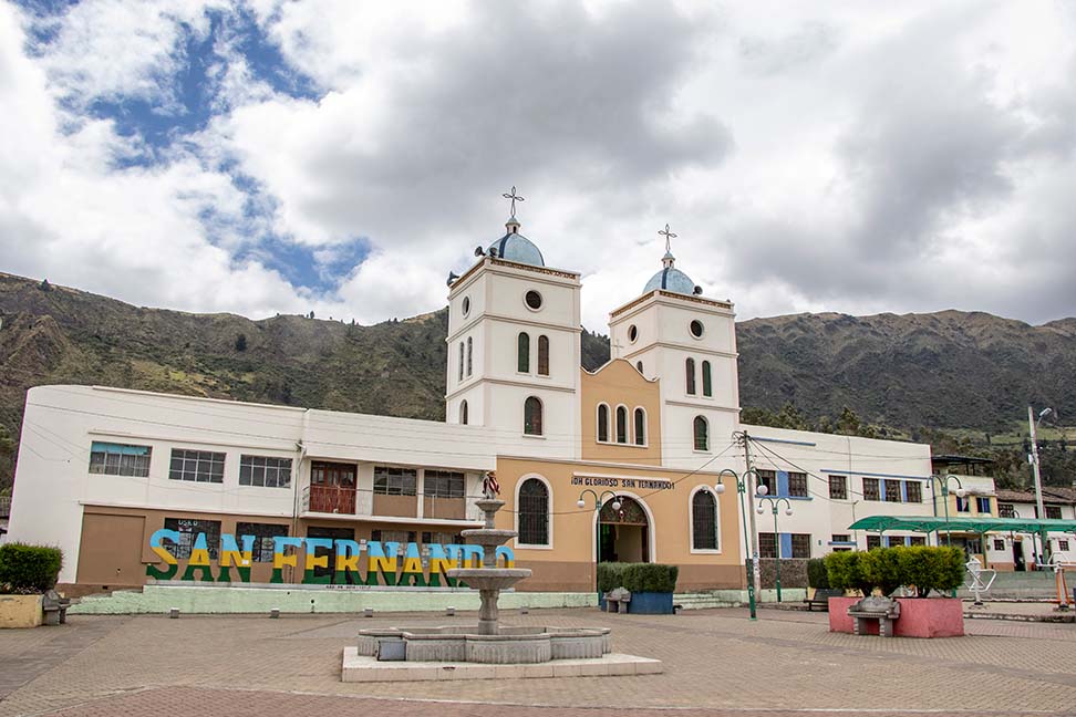 Entre las montañas se encuentra el centro parroquial.