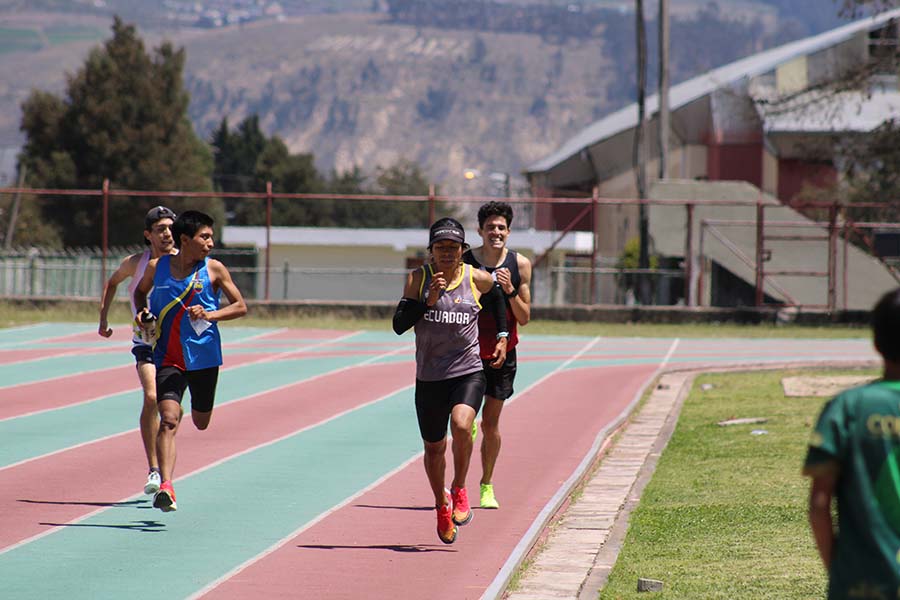 Sixto Moreta se prepara todos los días junto a su entrenador y compañeros en la pista atlética de la FDT. Cortesía: Marlon López.