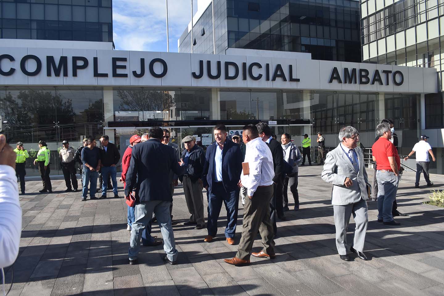 Personas a favor y en contra del alza de pasajes esperaban en las afueras del Complejo Judicial de Ambato.