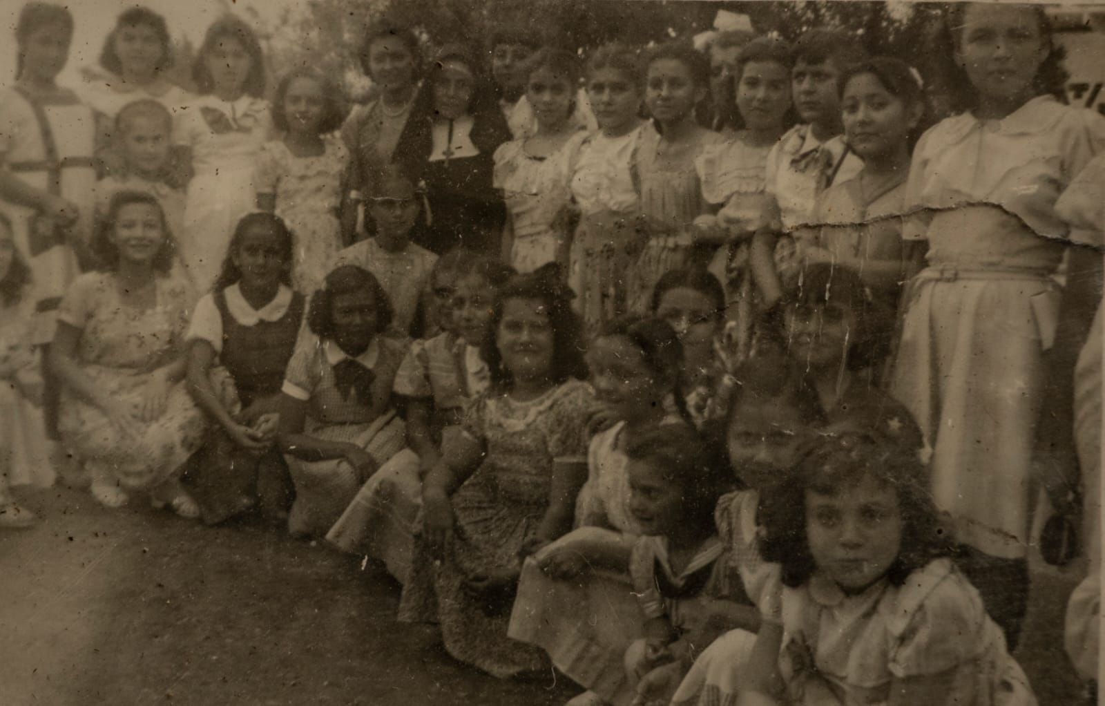 Un grupo de niñas y adolescentes posa para el lente de Hallo.