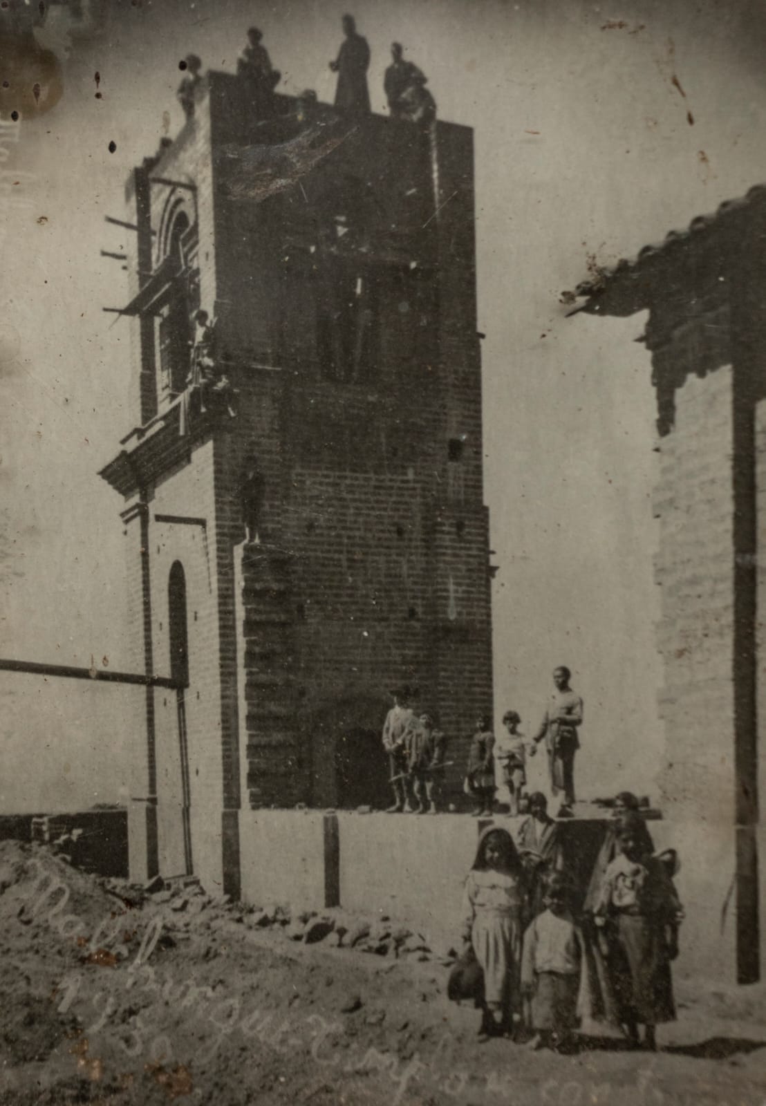 Fotografía de la construcción de lo que podría ser la iglesia de Pasa en 1930.
