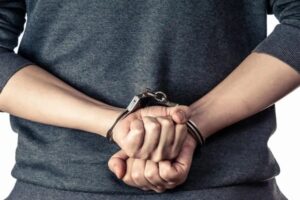 Policía detiene a un joven por violar a una adolescente