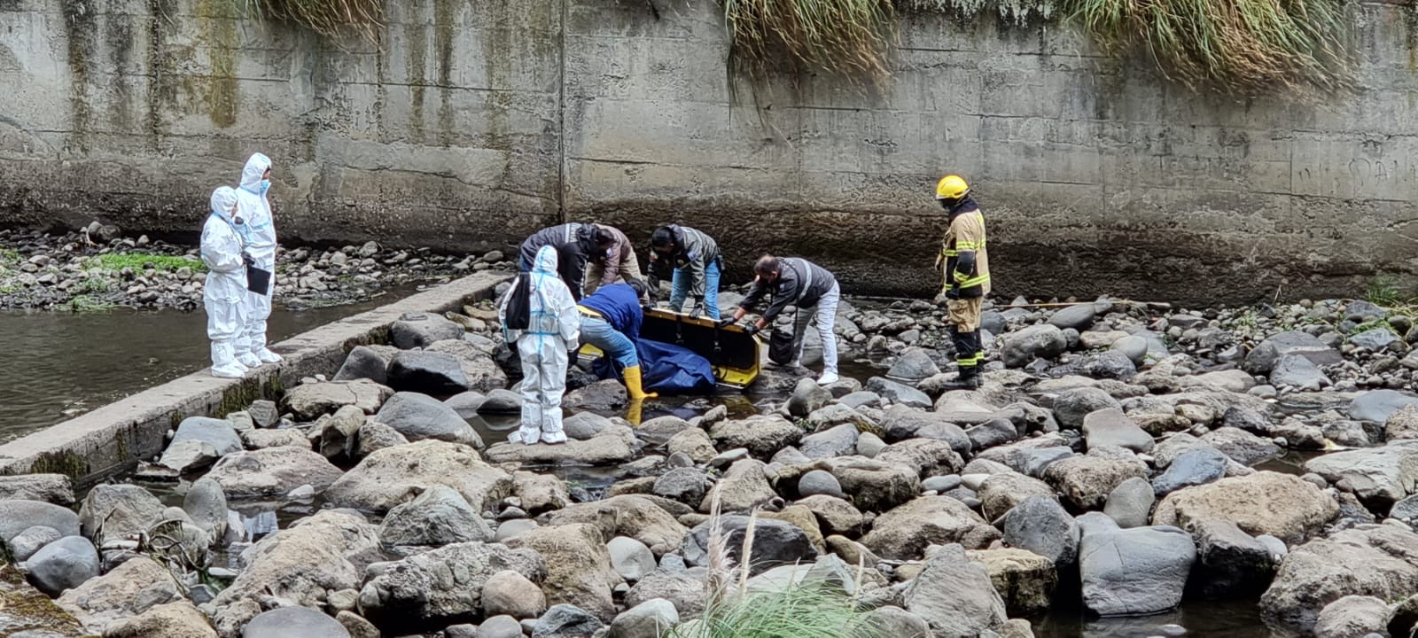 El muerto fue encontrado ensacado en la represa de Aguaján y trasladado al centro forense de Ambato.