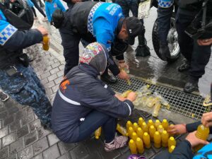 Casi 500 botellas de licor se decomisaron en los pregones por las fiestas de Quito