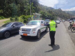 Contraflujos para retorno de turistas en la vía Alóag – Santo Domingo