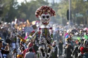 Más de un millón de personas participan en el Gran Desfile del Día de Muertos en México