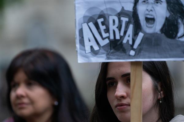 VIOLENCIA. Integrantes de organizaciones feministas y ciudadanas se manifiestan para alertar contra la elevada cifra de feminicidios, en Montevideo (Uruguay). EFE