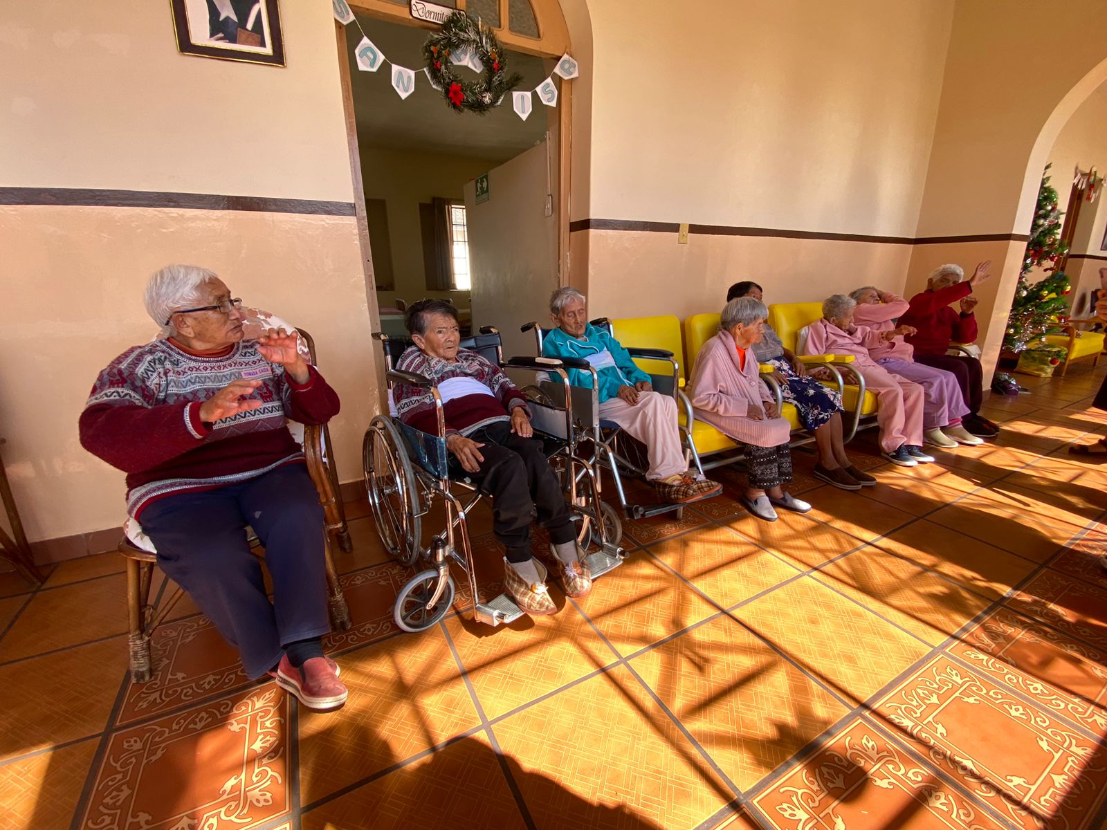 Foto principal1. En el Hogar Santa Catalina Labouré, en el centro de Quito, viven 60 adultos mayores. La mayor tiene 104 años y una está próxima a cumplir 100.