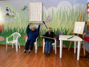 Dos adultas mayores realizan ejercicios de fisioterapia.