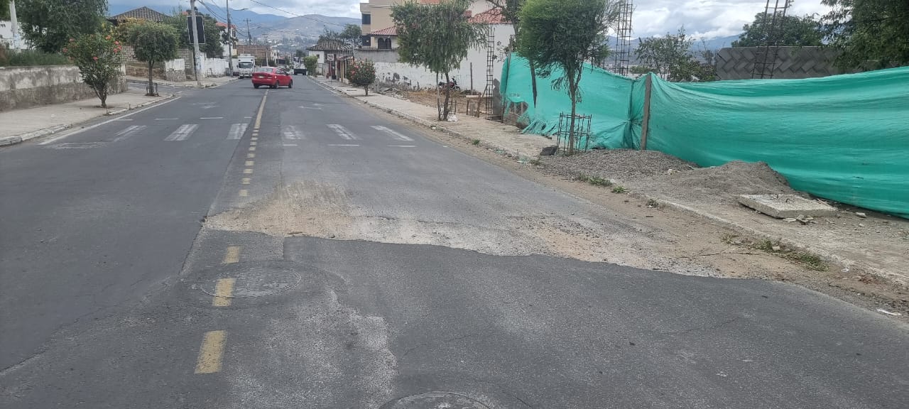 La entrada a la parroquia de Atahualpa, norte de Ambato, tiene agrietamientos y zanjas en el asfalto.