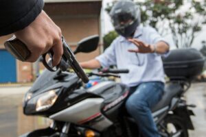 Delincuentes amenazan a un repartidor para llevarse su moto