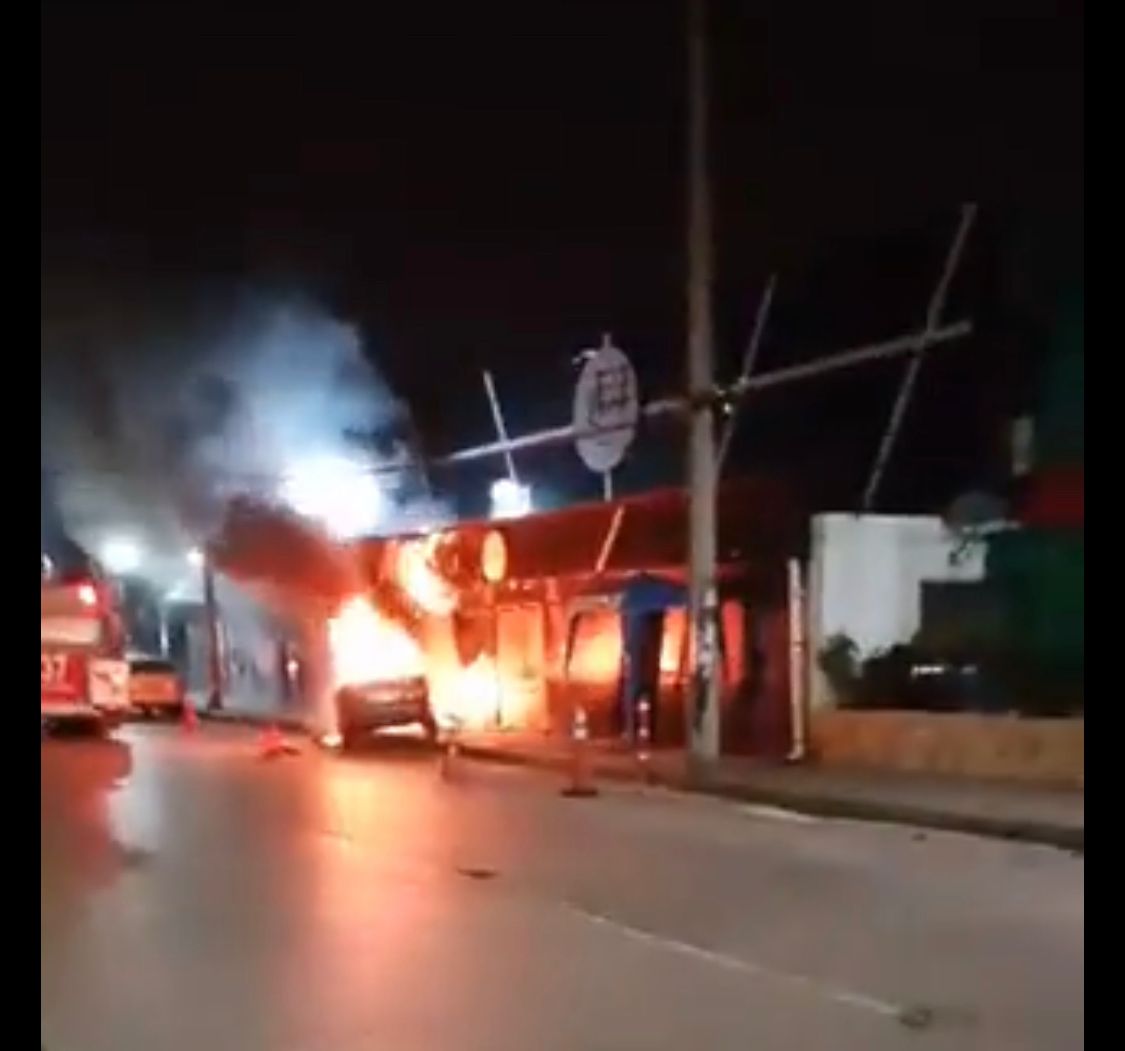 Captura de pantalla de los videos del vehículo en llamas.