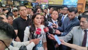 Verónica Abad celebró su juramentación con los trabajadores en el mercado de Iñaquito