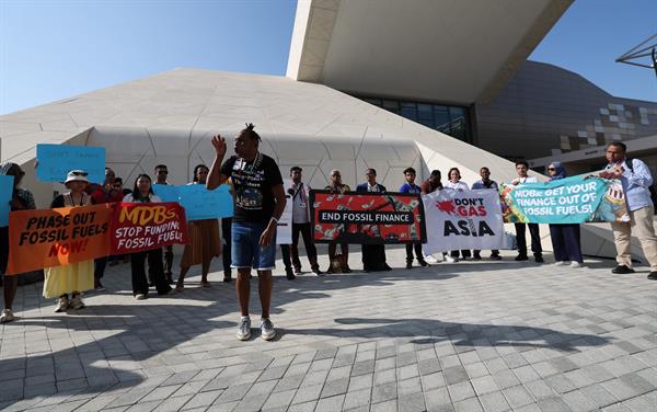 Reclamo. Activistas protestan este lunes ante la sede de la celebración de la COP28, en Dubái EFE