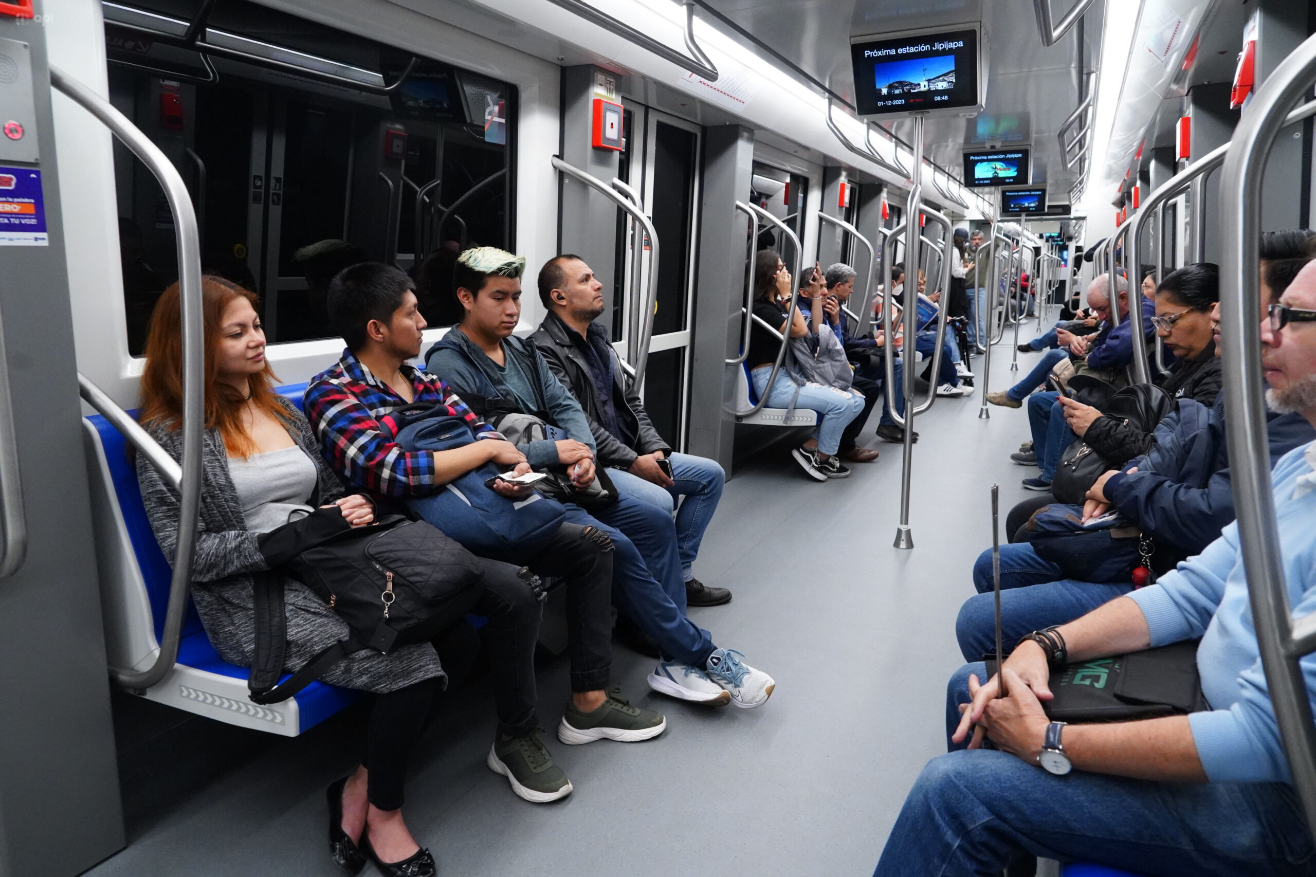 MOVILIDAD. En el Metro de Quito se movilizan hasta 160 mil personas diarias, por ahora. (Foto:API)