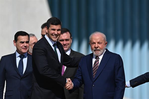CITA. El presidente de Brasil, Luiz Inácio Lula da Silva, y el presidente de Paraguay, Santiago Peña (i), en una fotografía de archivo. EFE/André Borges. EFE