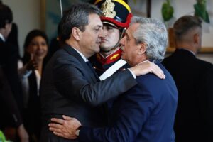 Fernández acepta renuncia de su Ejecutivo, paso previo a la asunción del Gobierno de Milei