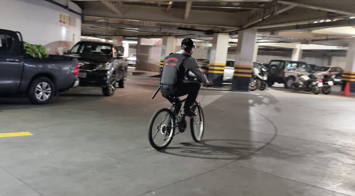 Los guardias de seguridad recorren en bicicleta el espacio de la plaza Urbina.