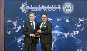 El periodista Arturo Torres gana reconocimiento global al trabajo anticorrupción, en Washington