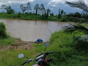 Cadáver de mujer en el río