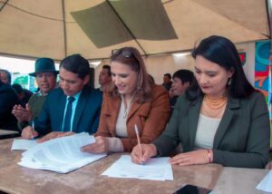 Tres cantones de dos provincias suscriben compromiso para estudios de alcantarillado