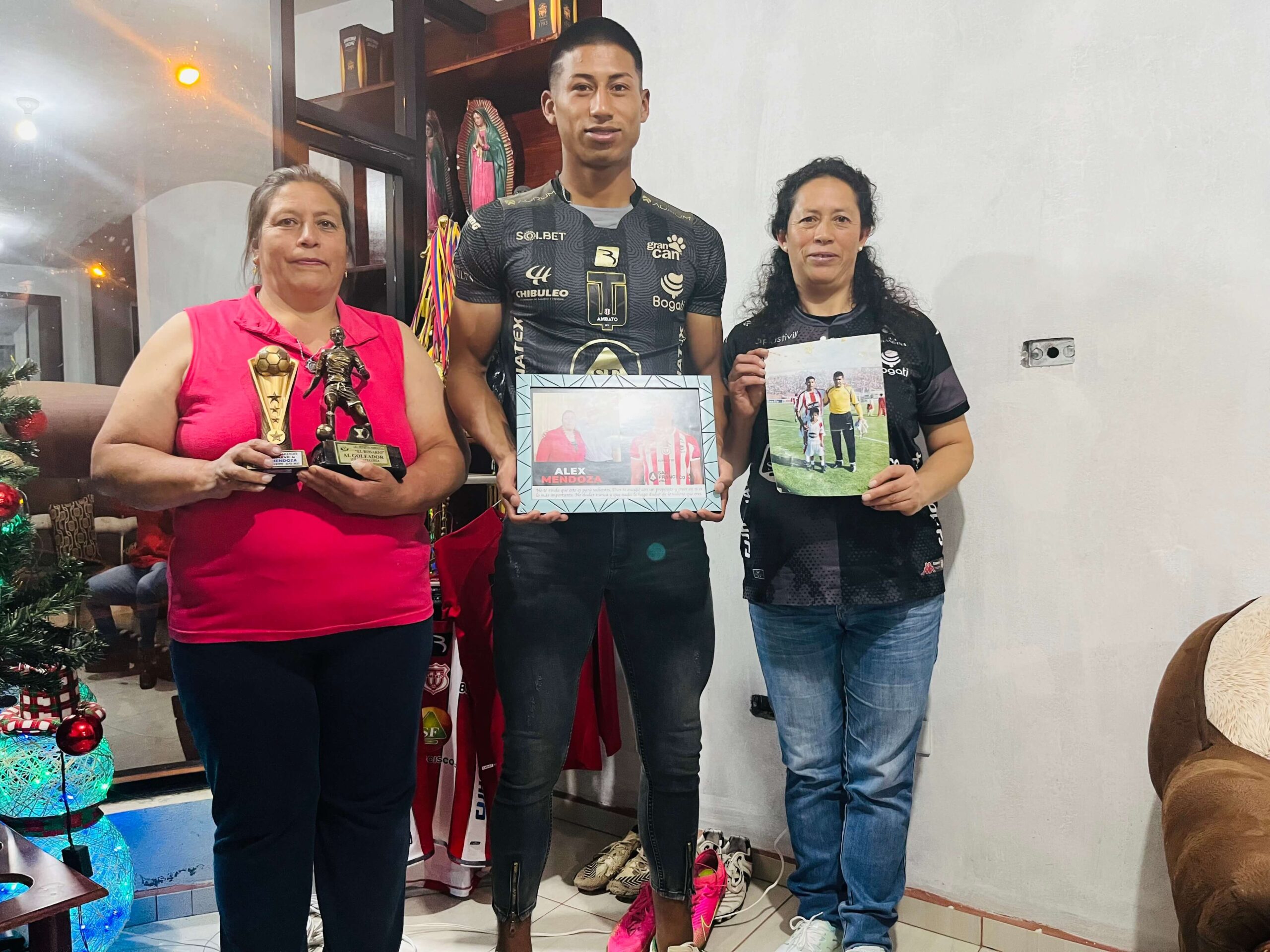 Marcia López (mamá), Alex Mendoza y Blanca López (Tía)  mostrando algunos logros del futbolista. 