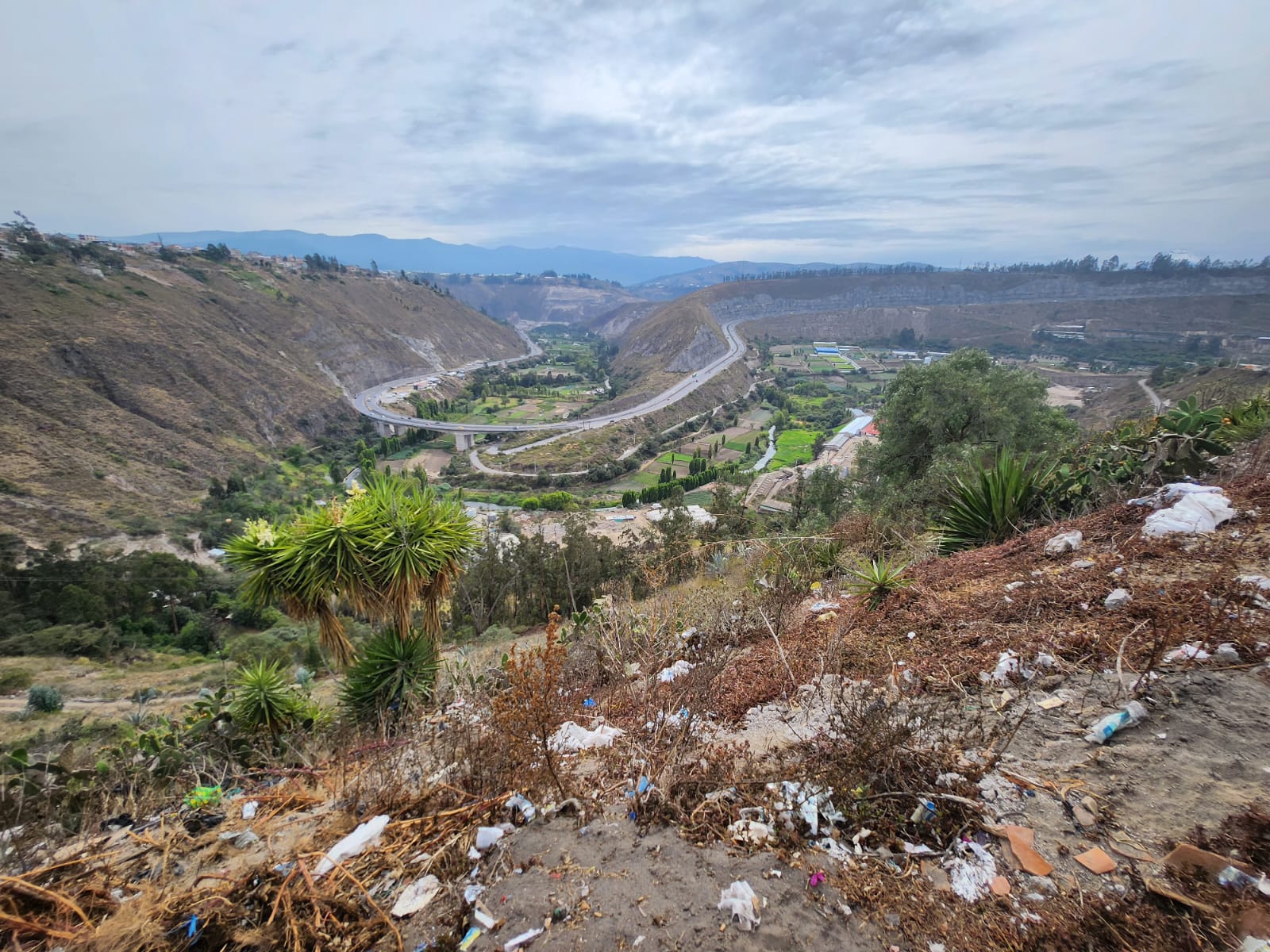 La basura en la quebrada La Sorda se desborda, esta está entre las más contaminadas de Ambato.