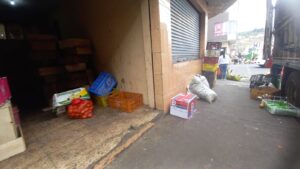 Bodegas clandestinas funcionan en los alrededores de la plaza Primero de Mayo en Ambato