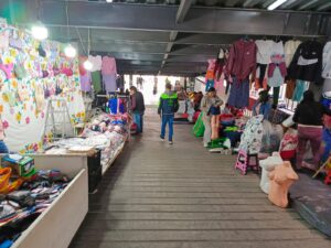 Acogida de comerciantes y compradores en el parqueadero central de Ambato