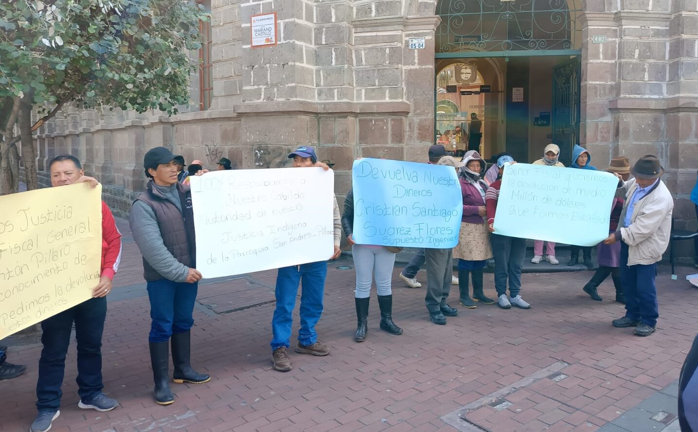 Un grupo de comuneros perjudicados se apostaron fuera de la Gobernación de Tungurahua para pedir ayuda de las autoridades.