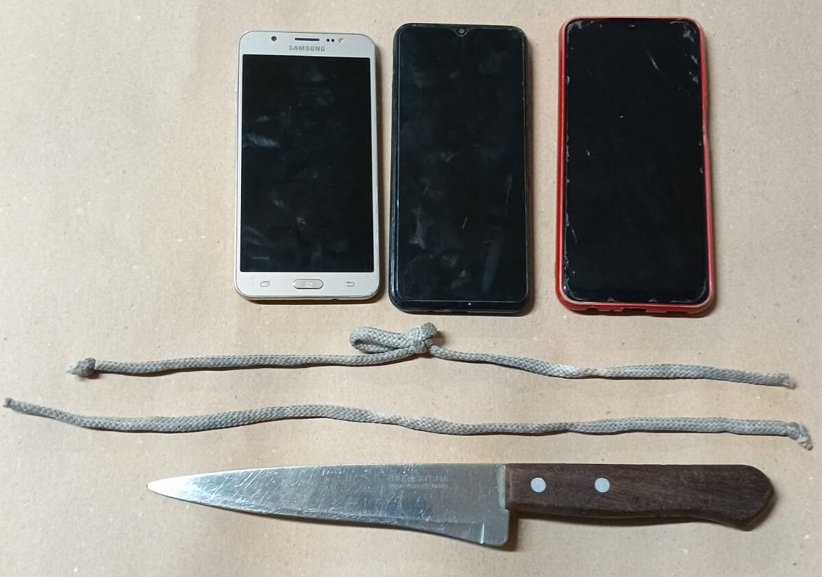 Un cuchillo y celulares son parte de la evidencia encontrada en posesión de los presuntos extorsionadores.