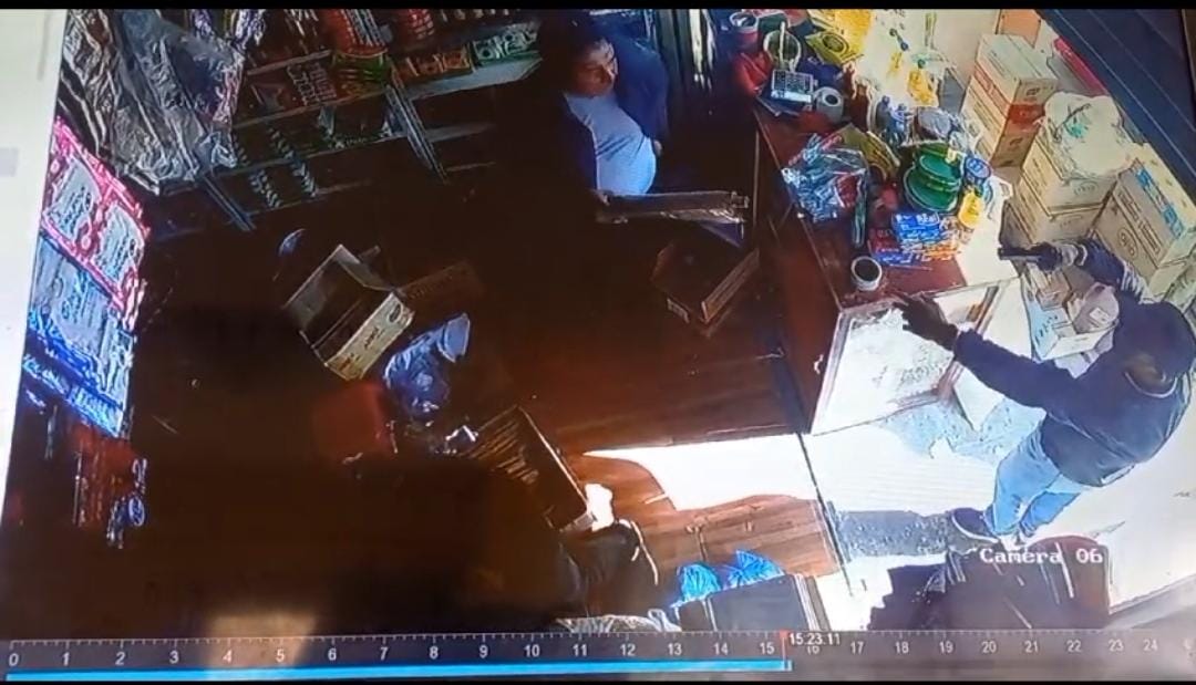 Los delincuentes estaban armados cada uno con una pistola, sucedió en un local al sur de Ambato. (Captura del video)