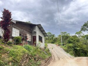 Servicio de energía llega a barrio de Gualaquiza